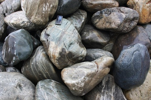 Kamenclub.ru: Речной валун Кабанчик фр.300-500 мм.  купить в Новокузнецке крупный природный камень галька серый, темно-серый речной валун галечник масштабный 7000 руб/т   фото КАМЕНЬ КЛУБ