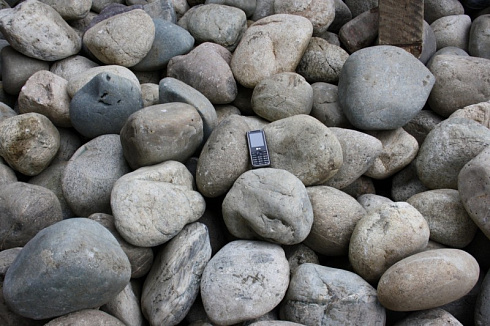 Kamenclub.ru: Темно-серый валунчик фр.100-300 мм.  купить в Новокузнецке крупный природный камень серый, темно-серый, светло-серый речная галька большого размера окатанная 4500 руб/т   фото КАМЕНЬ КЛУБ