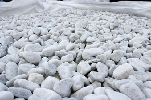 Kamenclub.ru: Мраморная крошка (щебень галтованный белый) фр.10-20 мм.  купить в Новокузнецке мрамор белый, молочный, айвори окатанный округлый декоративный ландшафтный щебень 17000 руб/т   фото КАМЕНЬ КЛУБ