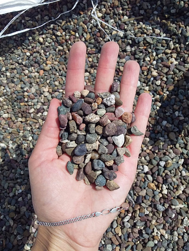 Kamenclub.ru: Галька речная окат цветная фр.5-10 мм. купить  в Новокузнецке галька речная белый, серый, красноватый, синий, темно-серый речная окатанная галька декоративная 6800 руб/т   фото КАМЕНЬ КЛУБ