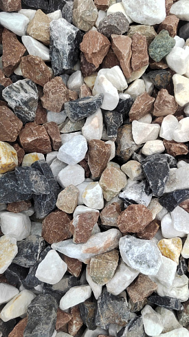 Kamenclub.ru: Мраморная крошка (щебень крошка микс : белый-черный-розовый) фр. 20-40 мм.  купить в Новокузнецке мрамор белый, черный, розовый декоративная ландшафтная крошка 12000 руб/т   фото КАМЕНЬ КЛУБ