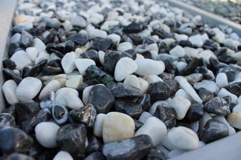 Kamenclub.ru: Мраморная крошка (щебень галтованный микс:белый-черный) фр.10-20 мм.  купить в Новокузнецке мрамор белый, черный окатанные округлые декоративные ландшафтные камни щебня 15500 руб/т   фото КАМЕНЬ КЛУБ