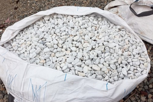 Kamenclub.ru: Мраморная крошка (щебень галтованный белый), фр.20-40 мм.  купить в Новокузнецке мрамор белый бежевый молочный мраморный щебень декоративный 17000 руб/т   фото КАМЕНЬ КЛУБ