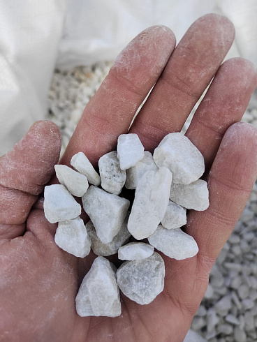 Kamenclub.ru: Мраморная крошка, щебень, цвет-белый, фр. 10-20 мм.  купить в Новокузнецке мрамор белый, молочный айвори каменная ландшафтная декоративная крошка шебня 12000 руб/т   фото КАМЕНЬ КЛУБ