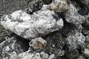 Kamenclub.ru: Черный гранит - кварцит фр. 500-1000 мм.  купить в Новокузнецке гранит кварцит черный серый белый скальный колотый валун 9750 руб/т   фото КАМЕНЬ КЛУБ