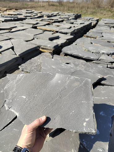 Kamenclub.ru: Песчаник пластушка светло-серый (2,0 см)  купить в Новокузнецке плитняк- ластушка светло-серый, серый рваный ландшафтный плитняк колотый 13800 руб/м3   фото КАМЕНЬ КЛУБ