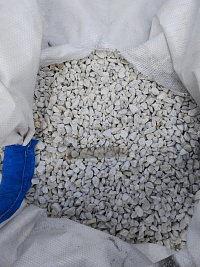 Kamenclub.ru: Мраморная крошка, щебень, цвет-белый, фр. 10-20 мм.  купить в Новокузнецке мрамор белый, молочный айвори каменная ландшафтная декоративная крошка шебня 12000 руб/т   фото КАМЕНЬ КЛУБ