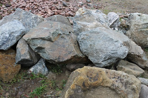 Kamenclub.ru: Змеевик скальник фр. 500-1500 мм.  купить в Новокузнецке змеевик зеленый серый черный глыба скальная колотая 7500 руб/т   фото КАМЕНЬ КЛУБ