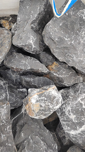 Kamenclub.ru: Черный мрамор скальник фр. 100-500 мм.  купить в Новокузнецке мрамор черный белый серый крупный колотый валун ландшафтный 8500 руб/т   фото КАМЕНЬ КЛУБ