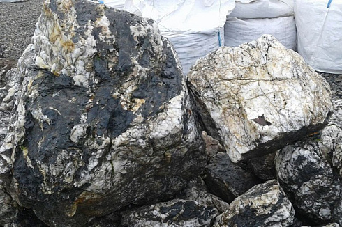 Kamenclub.ru: Черный гранит - кварцит фр. 100-500 мм.  купить в Новокузнецке мрамор гранит черный с белыми прожилками, серый, белый валун скальный колотый 7000 руб/т   фото КАМЕНЬ КЛУБ