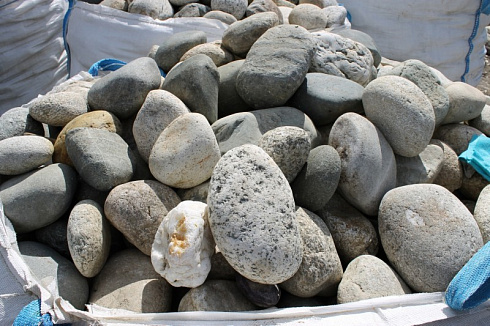 Kamenclub.ru: Речной валун (Ассорти) фр.100-300 мм.  купить в Новокузнецке галечник серый, темно-серый, светло-серый речная галька крупных размеров 4200 руб/т   фото КАМЕНЬ КЛУБ