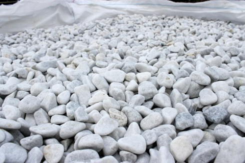 Kamenclub.ru: Мраморная крошка (щебень галтованный белый) фр.10-20 мм.  купить в Новокузнецке мрамор белый, молочный, айвори окатанный округлый декоративный ландшафтный щебень 17000 руб/т   фото КАМЕНЬ КЛУБ