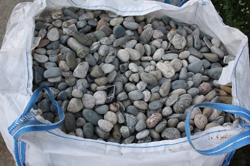 Kamenclub.ru: Галька речная окат (ассорти) фр. 50-100 мм. купить  в Новокузнецке галька природная округлая серая белая черная серая коричневая синяя галька речная окатанная округлая 6200 руб/т   фото КАМЕНЬ КЛУБ