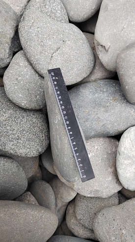 Kamenclub.ru: Галька речная плоская (темно-серая) фр. 70-150 мм. купить  в Новокузнецке галечник природный темно-серый серый синий речная плоская природная окатанная  9000 руб/т   фото КАМЕНЬ КЛУБ