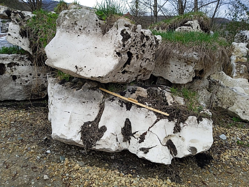 Kamenclub.ru: Выветренный известняк (степной) фр. 500-1500 мм.  купить в Новокузнецке    10000 руб/т   фото КАМЕНЬ КЛУБ