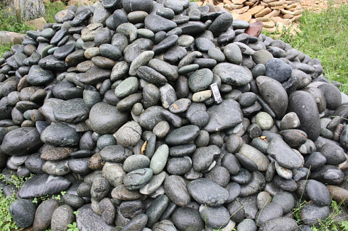 Kamenclub.ru: Темно-серый валунчик фр.100-300 мм.  купить в Новокузнецке крупный природный камень серый, темно-серый, светло-серый речная галька большого размера окатанная 4500 руб/т   фото КАМЕНЬ КЛУБ