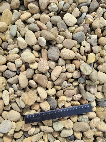 Kamenclub.ru: Галька речная окат рыжая фр. 20-40 мм. купить  в Новокузнецке галька речная окатанная рыжая желтая серая округлая речная галька 5000 руб/т   фото КАМЕНЬ КЛУБ