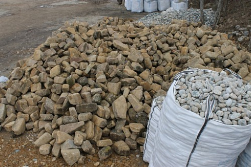 Kamenclub.ru: Песчаник для строительства и кладки блочный (фр 100-200 мм)  купить в Новокузнецке песчаник бежевый серый рыжий валун мелкий для строительства песчаник 6500 руб/т   фото КАМЕНЬ КЛУБ