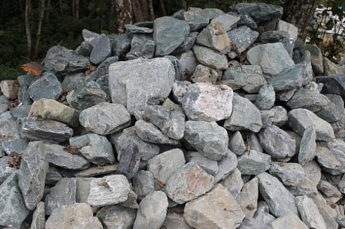 Kamenclub.ru: Гранит скальник (серо-зеленый) фр. 100-500 мм.  купить в Новокузнецке гранит зеленый, серый, салатовый крупный ландшафтный валун 6 000 руб/т   фото КАМЕНЬ КЛУБ