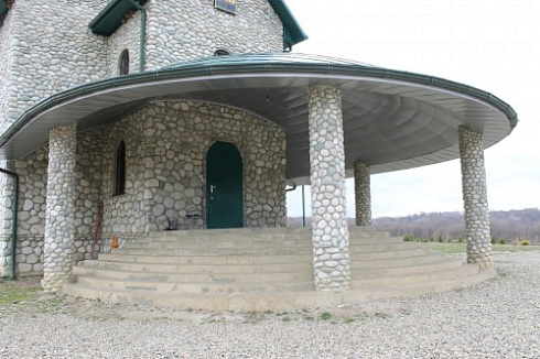 Kamenclub.ru: Галька речная плоская (бело-серая) фр. 100-200-300 мм. купить  в Новокузнецке галька речная плоская серый, белый, бело-серый, серо-белый речная галька плоская  9000 руб/т   фото КАМЕНЬ КЛУБ