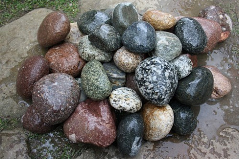 Kamenclub.ru: Галька окат (цветная картошка) фр. 50-100 мм. купить  в Новокузнецке галька природная окатанная серый белый цветной синий темно-серый коричневый округлый галечник окатанный 6800 руб/т   фото КАМЕНЬ КЛУБ