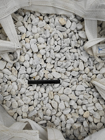 Kamenclub.ru: Мраморная крошка (щебень галтованный белый) фр.40-70 мм.  купить в Новокузнецке мрамор белый молочный айвори окатанный округлый природный камень 17000 руб/т   фото КАМЕНЬ КЛУБ