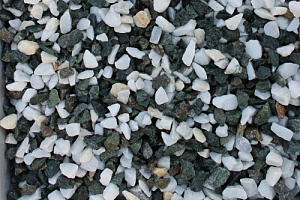 Kamenclub.ru: Мраморная крошка (щебень крошка микс: белый-зеленый) фр. 10-20 мм.  купить в Новокузнецке мрамор белый, зеленый каменная ландшафтная декоративная крошка щебня 9500 руб/т   фото КАМЕНЬ КЛУБ