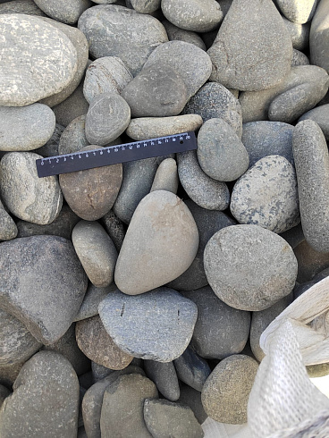 Kamenclub.ru: Галька речная плоская (серо-белая) фр. 70-120 мм. купить  в Новокузнецке галька галечник речной серый, белый окатанная плоская  природная галька 9000 руб/т   фото КАМЕНЬ КЛУБ