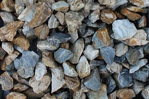 Kamenclub.ru: Мраморная крошка (щебень крошка медовый) фр. 20-40 мм.  купить в Новокузнецке мрамор бежевый рыжий желтый ландшафтная мраморная крошка 12000 руб/т   фото КАМЕНЬ КЛУБ