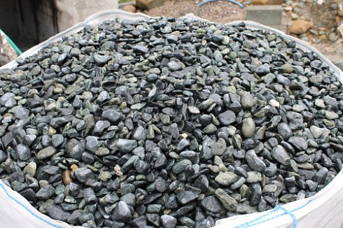 Kamenclub.ru: Щебень галтованный зеленый (змеевик) фр. 20-40 мм.  купить в Новокузнецке мрамор зеленый, салатовый оголтованный щебень мраморный 12500 руб/т   фото КАМЕНЬ КЛУБ