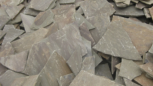 Kamenclub.ru: Песчаник пластушка серо-зеленый (4,0 см- 5,0 см)  купить в Новокузнецке песчаник серо-зеленый, серый, зеленый песчаник рваный ландшафтный колотый 9000 руб/м3   фото КАМЕНЬ КЛУБ