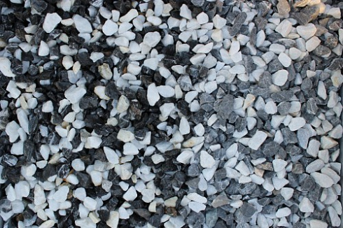Kamenclub.ru: Мраморная крошка (щебень крошка микс : черный-белый) фр. 10-20 мм.  купить в Новокузнецке мрамор белый, черный каменная декоративная крошка ландшафтная 12000 руб/т   фото КАМЕНЬ КЛУБ
