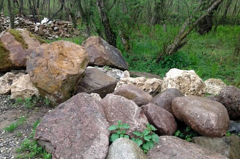 Kamenclub.ru: Конгломераты фр. 300-1000 мм.  купить в Новокузнецке кварц мрамор диабаз коричневый, серый зеленоватый речной валун крупный 6500 руб/т   фото КАМЕНЬ КЛУБ