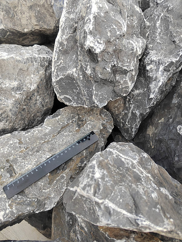 Kamenclub.ru: Черный мрамор скальник фр. 100-500 мм.  купить в Новокузнецке мрамор черный белый серый крупный колотый валун ландшафтный 8500 руб/т   фото КАМЕНЬ КЛУБ