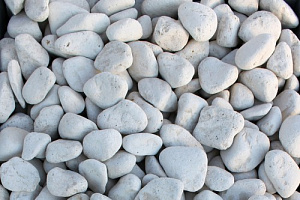 Kamenclub.ru: Щебень галтованный белый (мрамор) фр.5-10 мм.  купить в Новокузнецке мрамор белый, айвори, молочный каменная мраморная декоративная ландшафтная крошка 17000 руб/т   фото КАМЕНЬ КЛУБ