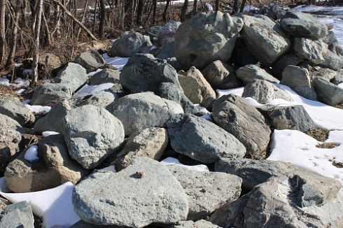 Kamenclub.ru: Гранит скальник (серо-зеленый) фр. 500-1500 мм.  купить в Новокузнецке гранит мрамор  серый зеленый темно-серый глыба скальная колотая ландшафтная 7 500 руб/т   фото КАМЕНЬ КЛУБ