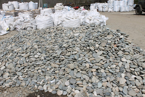 Kamenclub.ru: Галька речная плоская (серо-белая) фр. 70-120 мм. купить  в Новокузнецке галька галечник речной серый, белый окатанная плоская  природная галька 9000 руб/т   фото КАМЕНЬ КЛУБ