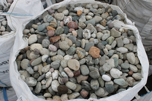 Kamenclub.ru: Галька окат (цветная картошка) фр. 50-100 мм. купить  в Новокузнецке галька природная окатанная серый белый цветной синий темно-серый коричневый округлый галечник окатанный 6800 руб/т   фото КАМЕНЬ КЛУБ