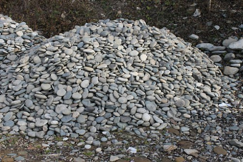 Kamenclub.ru: Галька речная плоская (ассорти) фр. 70-150 мм. купить  в Новокузнецке галька галечник серый белый темно-серый синий светло-серый плоская природная галька  9000 руб/т   фото КАМЕНЬ КЛУБ