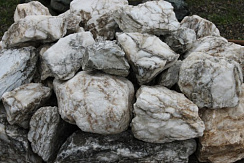 Kamenclub.ru: Мраморизированный известняк фр. 100-500 мм.  купить в Новокузнецке известняк серый белый темно-серый сероватый валун природного образования окатанный 10500 руб/т   фото КАМЕНЬ КЛУБ