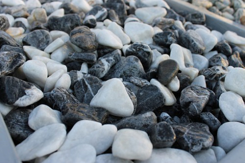 Kamenclub.ru: Мраморная крошка (щебень галтованный микс:: белый-черный) фр.20-40 мм  купить в Новокузнецке мрамор белый, черный мраморный галтованный щебень 15500 руб/т   фото КАМЕНЬ КЛУБ