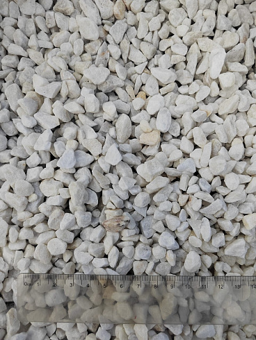 Kamenclub.ru: Мраморная крошка, щебень, цвет-белый, фр. 5-10 мм.  купить в Новокузнецке мрамор белый, айвори, молочный мраморная каменная крошка ландшафтная 12000 руб/т   фото КАМЕНЬ КЛУБ