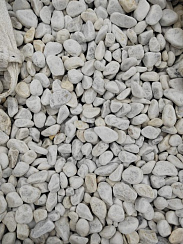 Kamenclub.ru: Мраморная крошка (щебень галтованный белый) фр.40-70 мм.  купить в Новокузнецке мрамор белый молочный айвори окатанный округлый природный камень 17000 руб/т   фото КАМЕНЬ КЛУБ