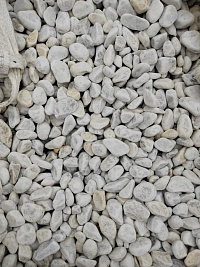 Kamenclub.ru: Мраморная крошка (щебень галтованный белый) фр.40-70 мм.  купить в Новокузнецке мрамор белый молочный айвори окатанный округлый природный камень 17000 руб/т   фото КАМЕНЬ КЛУБ