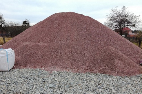 Kamenclub.ru: Мраморная крошка (щебень крошка розовый) фр. 5-10 мм.  купить в Новокузнецке мрамор розовый, красный щебень колотый ландшафтный декоративный  11000 руб/т   фото КАМЕНЬ КЛУБ