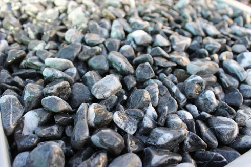Kamenclub.ru: Щебень галтованный черный (мрамор) фр.10-20 мм.  купить в Новокузнецке мрамор черный с белыми прожилками, черный, белый окатанный округлый ландшафтный декоративный щебень 15000 руб/т   фото КАМЕНЬ КЛУБ