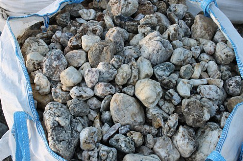 Kamenclub.ru: Кварцевый валунчик фр.100-300 мм.  купить в Новокузнецке кварц белый, бежевый молочный рыжий крупный природный камень галечник 7850 руб/т   фото КАМЕНЬ КЛУБ