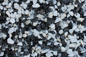 Kamenclub.ru: Мраморная крошка (щебень крошка микс : черный-белый) фр. 10-20 мм.  купить в Новокузнецке мрамор белый, черный каменная декоративная крошка ландшафтная 12000 руб/т   фото КАМЕНЬ КЛУБ