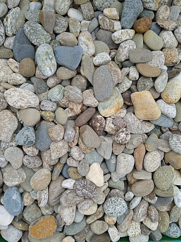 Kamenclub.ru: Галька горная речная окат (цветная) фр. 20-40 мм. купить  в Новокузнецке галька речная серый синий бежевый белый окатанная речная галька ландшафтная 6800 руб/т   фото КАМЕНЬ КЛУБ