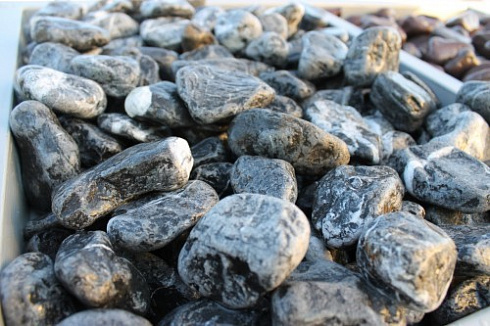 Kamenclub.ru: Щебень галтованный черный (мрамор) фр. 50-100 мм.  купить в Новокузнецке мрамор черный с белыми прожилками щебень ландшафтный мраморный 15000 руб/т   фото КАМЕНЬ КЛУБ